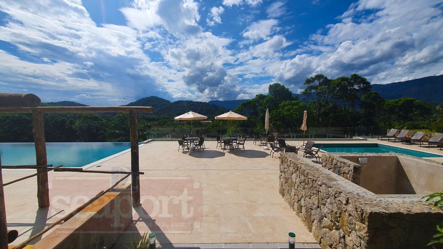 Piscinas adulto e infantil 