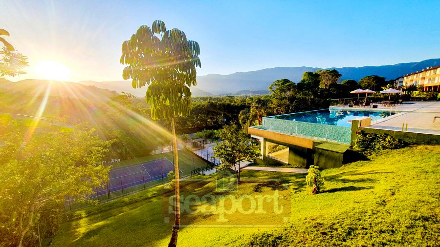 Piscina e Quadra de Tênis