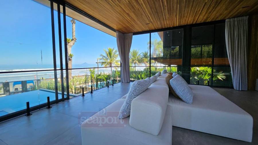 Sala de estar frente ao mar, casa térrea 