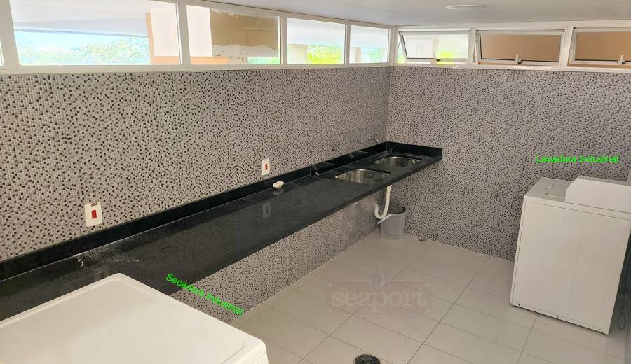 Lavanderia com máquina de lavar e secar com fichas