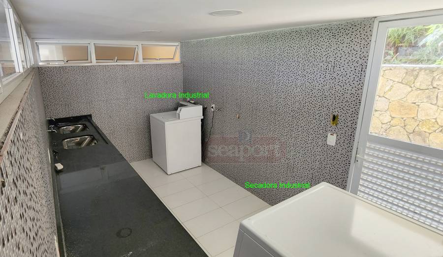 Lavanderia com máquina de lavar e secar com fichas2