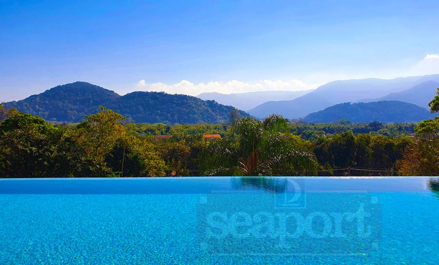 Piscina com borda infinita 