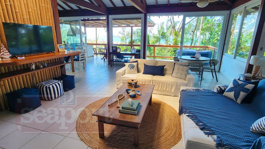 Sala de estar com vista panorâmica 