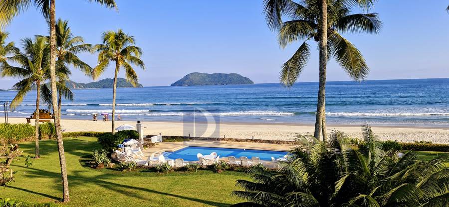 Piscina do condomínio Frente ao Mar 