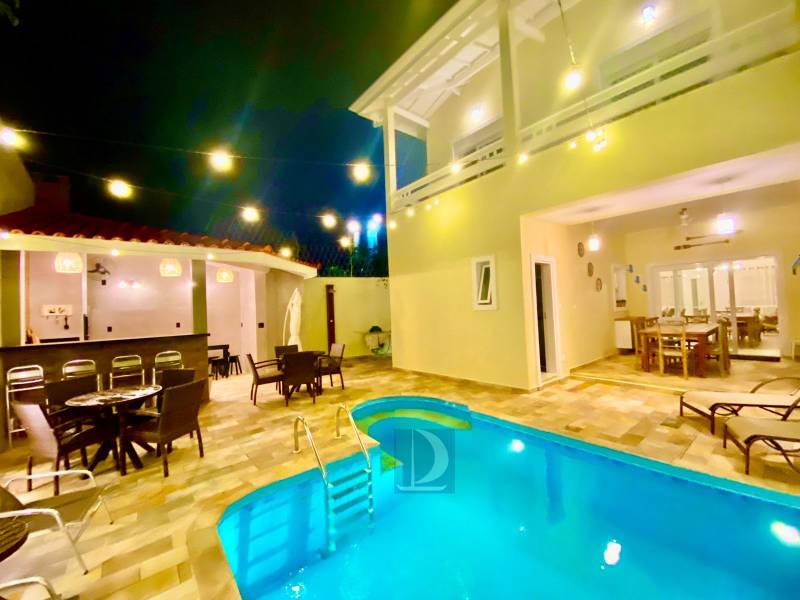 Fachada e Piscina Privativa 