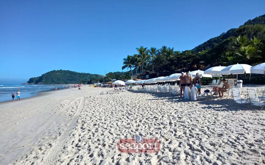 Praia frente ao condomínio - cadeiras 