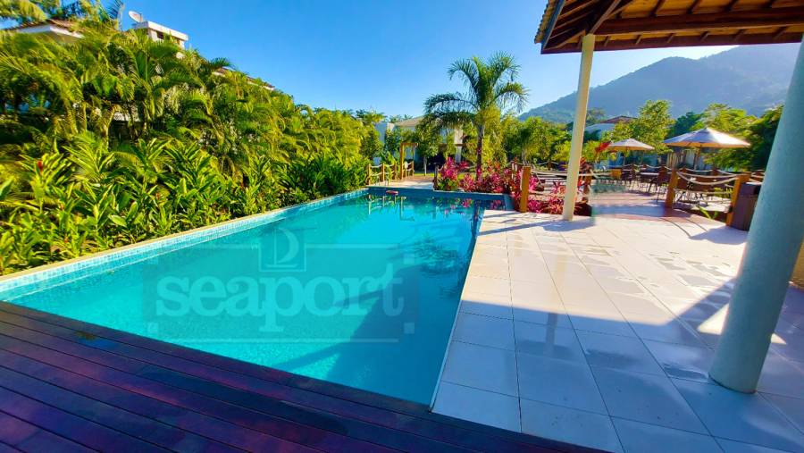 Piscina do condomínio 