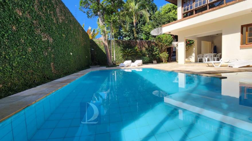 Piscina do condomínio 
