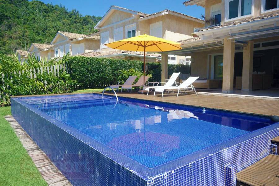 Fachada e Piscina do condomínio Fachada e Piscina do condomínio