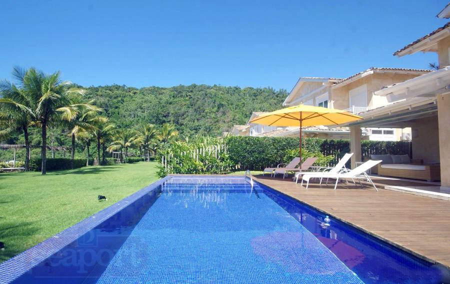 Fachada e Piscina do condomínio Fachada e Piscina do condomínio