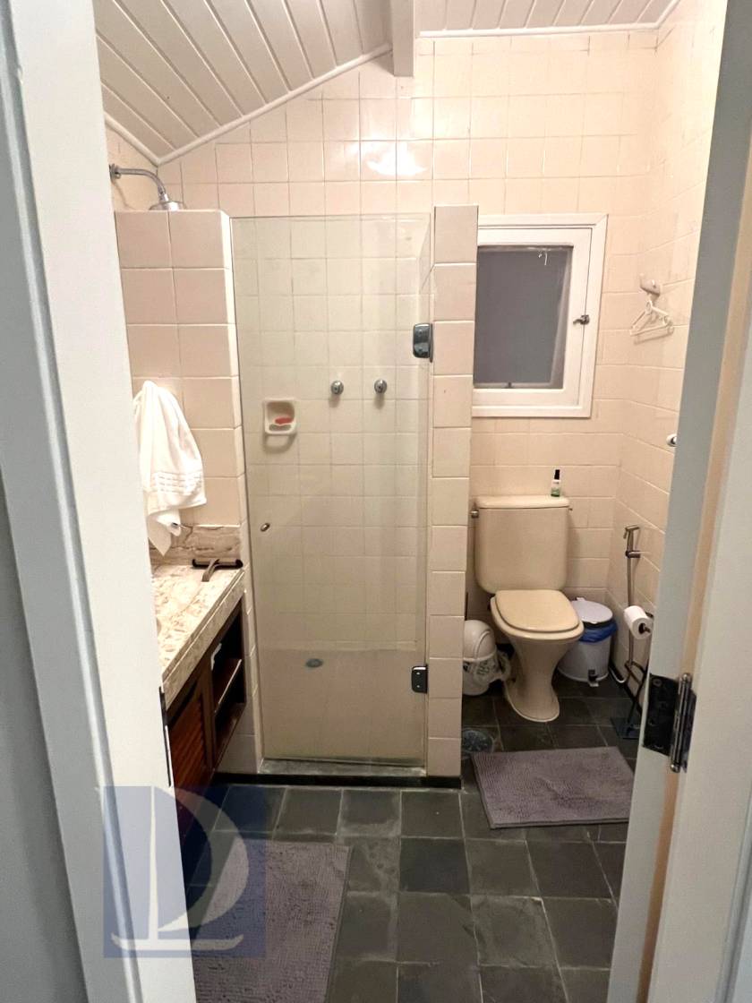 Banheiro do corredor. Todos os 3 banheiros com ducha higiênica