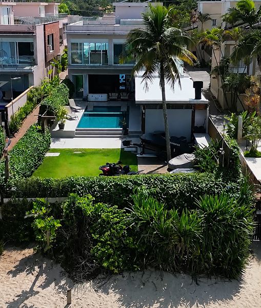 Fachada e Jardim Frente ao Mar 