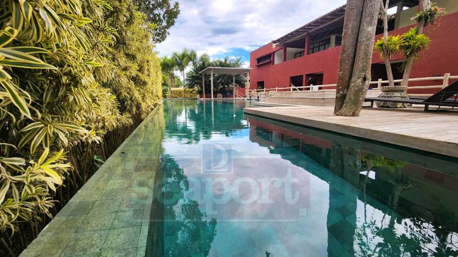 Piscina do condomínio 