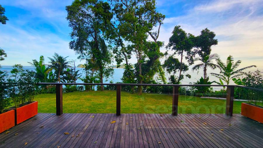 Varanda com vista panorâmica para o mar 