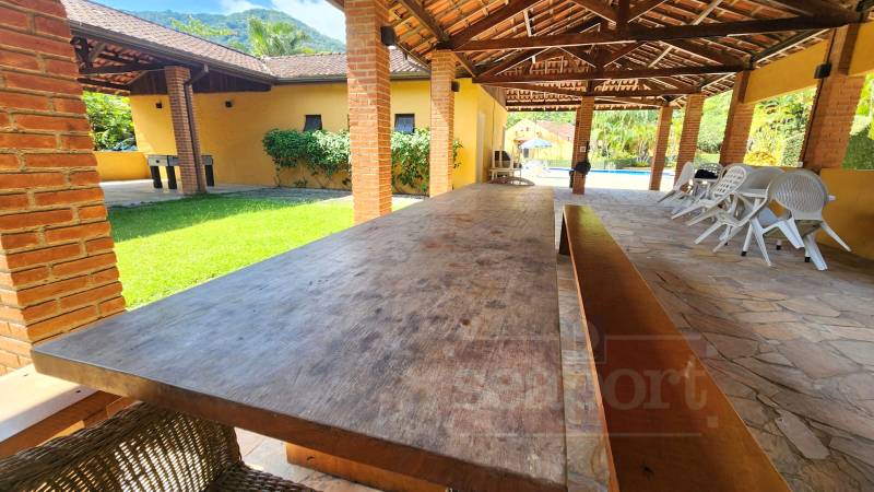 Piscina churrasqueira 