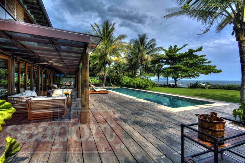 Fachada e Varanda Frente ao mar 