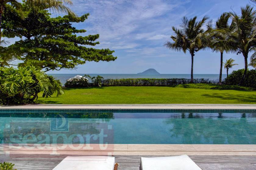 Jardim e Piscina Frente ao Mar 